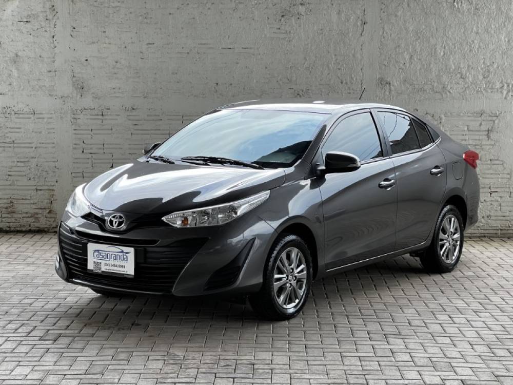 TOYOTA - YARIS - 2021/2022 - Cinza - R$ 85.000,00