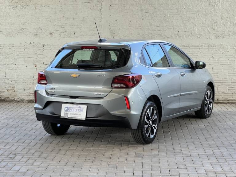CHEVROLET - ONIX - 2023/2024 - Prata - R$ 97.000,00