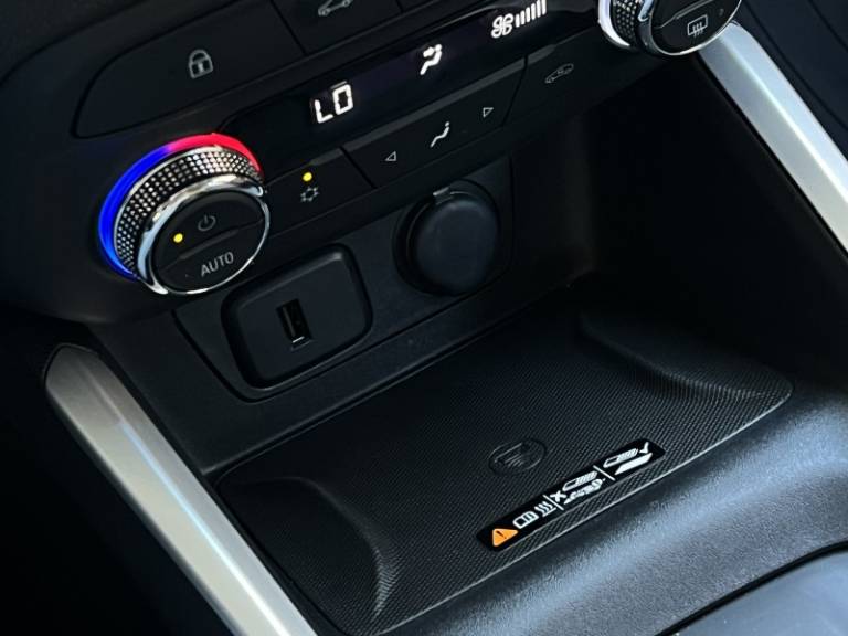 CHEVROLET - ONIX - 2023/2024 - Prata - R$ 97.000,00