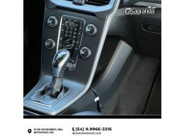 VOLVO - V40 - 2015/2015 - Vermelha - R$ 76.000,00