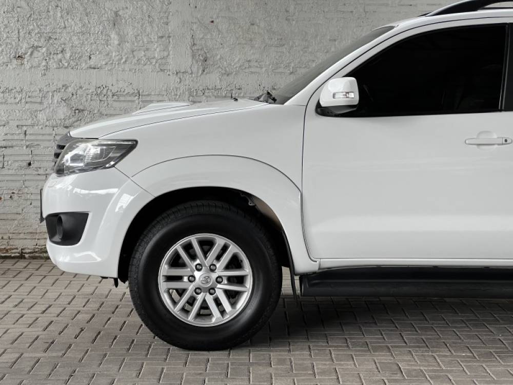 TOYOTA - HILUX SW4 - 2013/2013 - Branca - R$ 145.000,00