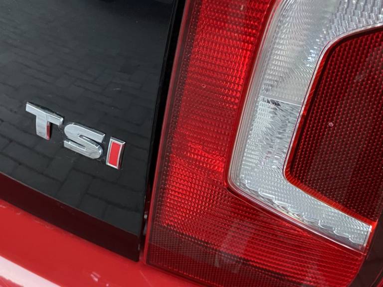 VOLKSWAGEN - UP - 2016/2017 - Vermelha - R$ 57.000,00