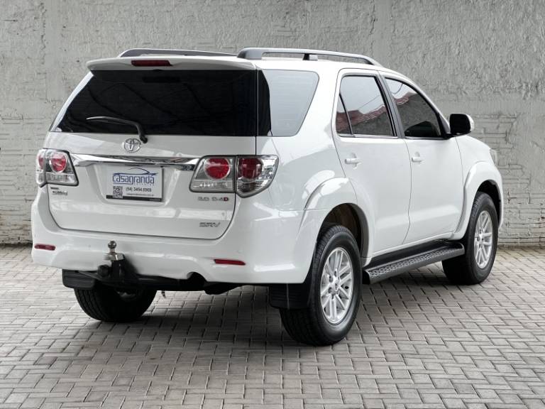 TOYOTA - HILUX SW4 - 2013/2013 - Branca - R$ 145.000,00