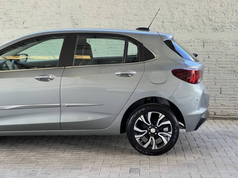 CHEVROLET - ONIX - 2023/2024 - Prata - R$ 97.000,00