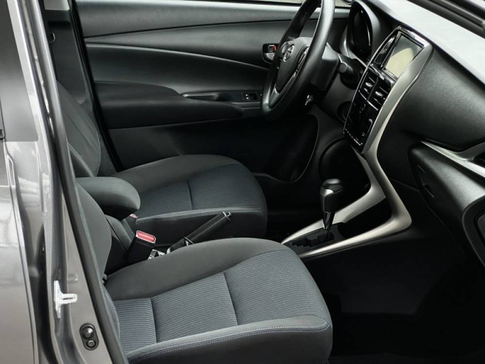 TOYOTA - YARIS - 2021/2022 - Cinza - R$ 85.000,00