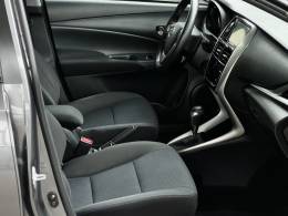 TOYOTA - YARIS - 2021/2022 - Cinza - R$ 85.000,00