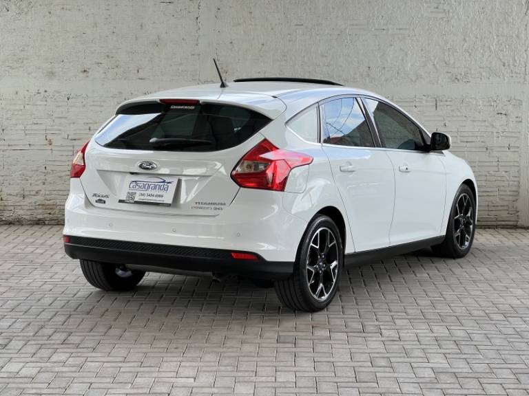 FORD - FOCUS - 2015/2015 - Branca - R$ 64.000,00