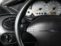 FORD - FOCUS - 2004/2003 - Prata - R$ 25.000,00