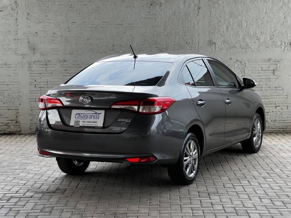 TOYOTA - YARIS - 2021/2022 - Cinza - R$ 85.000,00