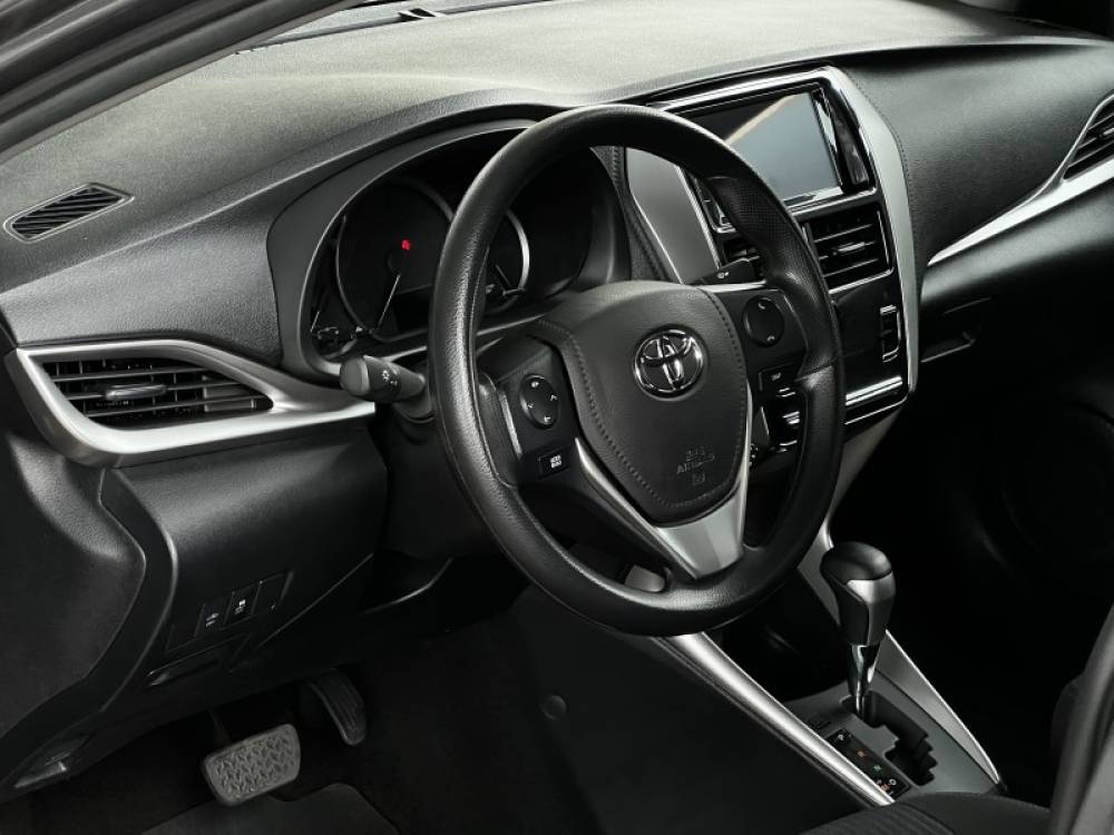 TOYOTA - YARIS - 2021/2022 - Cinza - R$ 85.000,00