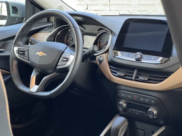 CHEVROLET - ONIX - 2023/2024 - Prata - R$ 97.000,00