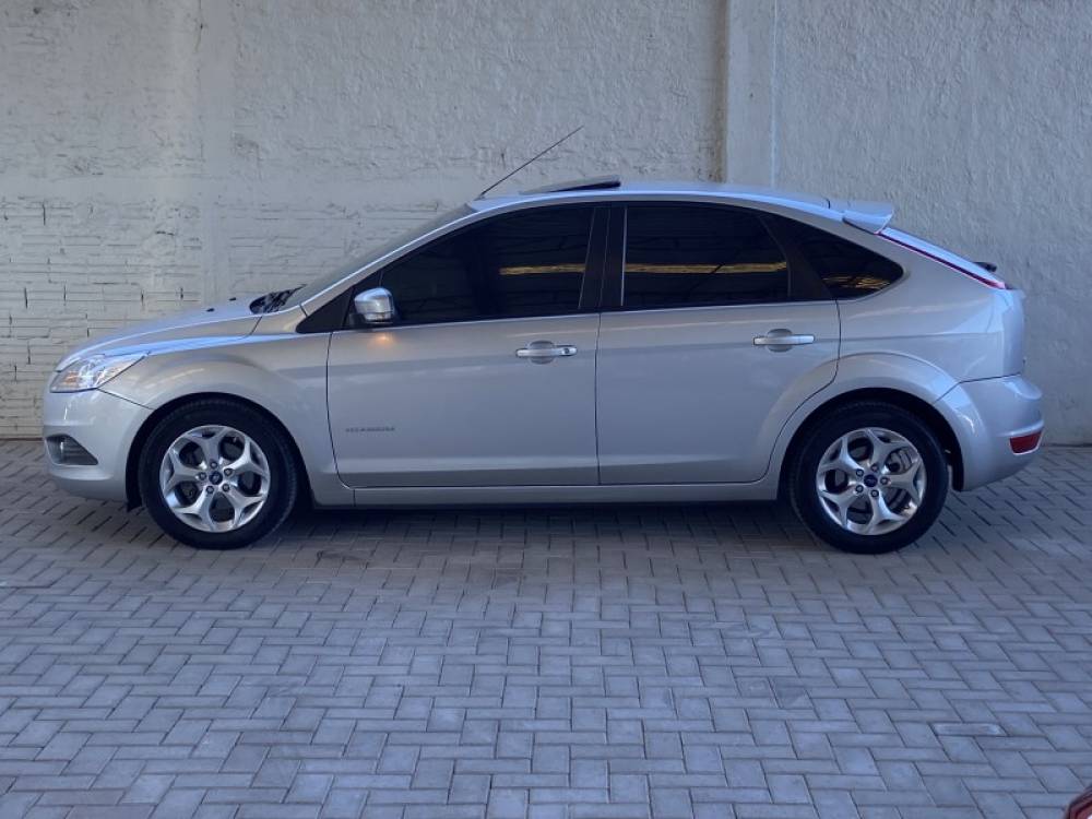 FORD - FOCUS - 2011/2012 - Prata - R$ 65.000,00