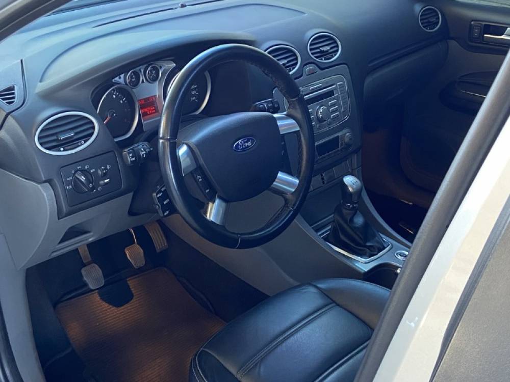 FORD - FOCUS - 2011/2012 - Prata - R$ 65.000,00
