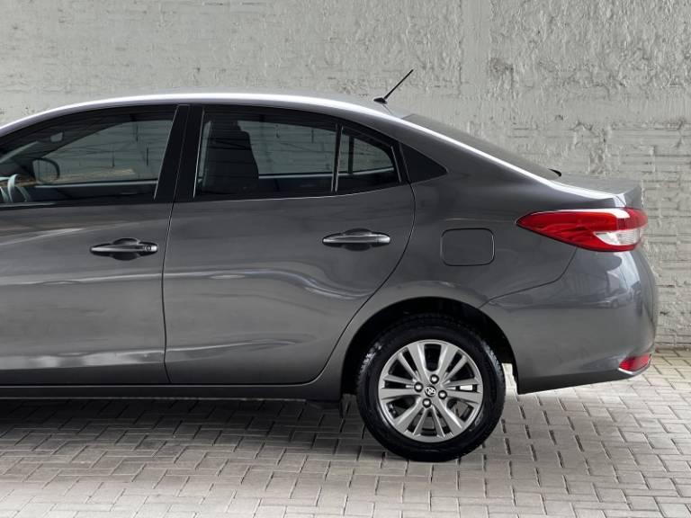 TOYOTA - YARIS - 2021/2022 - Cinza - R$ 85.000,00