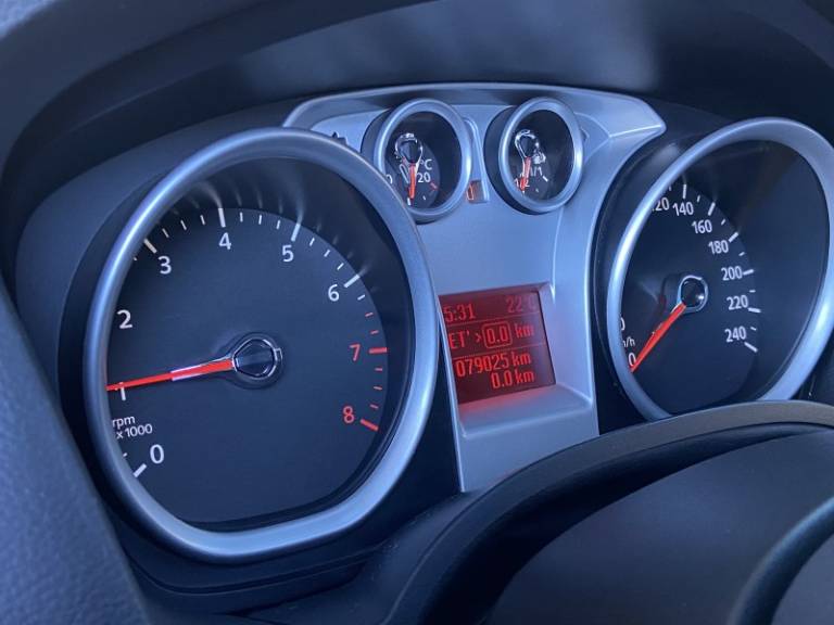 FORD - FOCUS - 2011/2012 - Prata - R$ 65.000,00