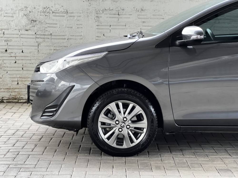 TOYOTA - YARIS - 2021/2022 - Cinza - R$ 85.000,00
