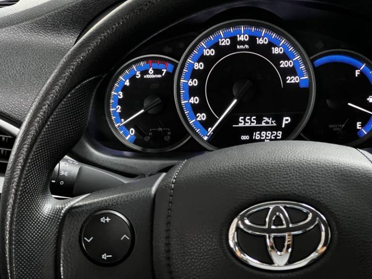 TOYOTA - YARIS - 2021/2022 - Cinza - R$ 85.000,00