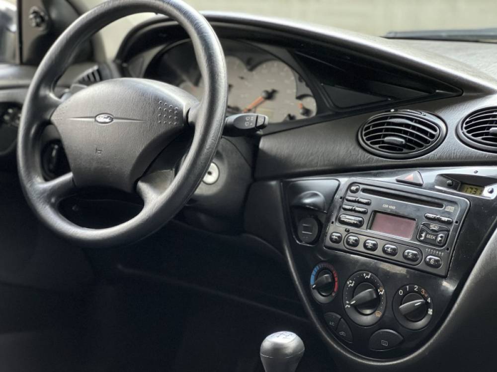 FORD - FOCUS - 2004/2003 - Prata - R$ 25.000,00