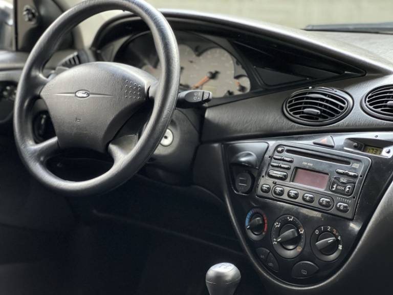 FORD - FOCUS - 2004/2003 - Prata - R$ 25.000,00