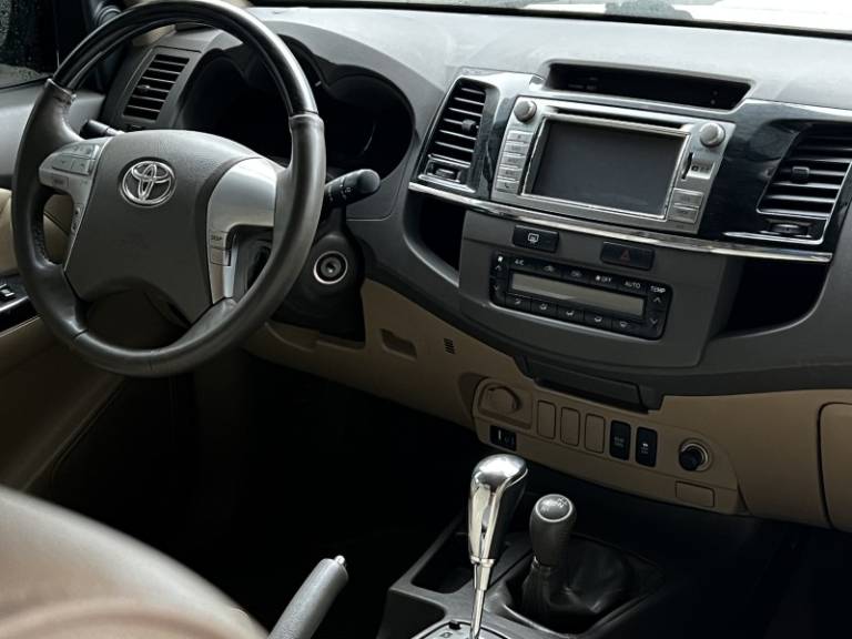 TOYOTA - HILUX SW4 - 2013/2013 - Branca - R$ 145.000,00