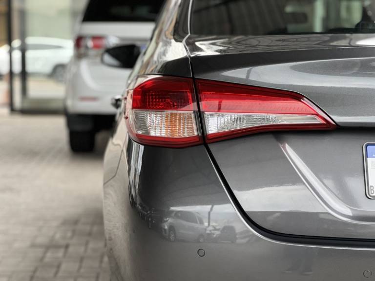 TOYOTA - YARIS - 2021/2022 - Cinza - R$ 85.000,00